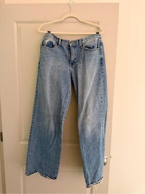 Light Wash Straight Leg Jeans -